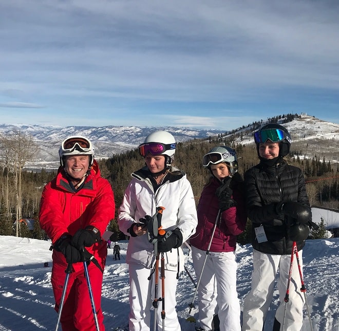 A picture of Billy Bush with his daughters.